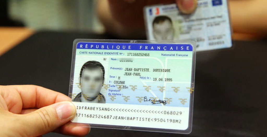 Documents administratifs français requis pour ouverture de compte bancaire disposés sur un bureau : carte nationale d'identité française, justificatif de domicile récent et bulletin de salaire