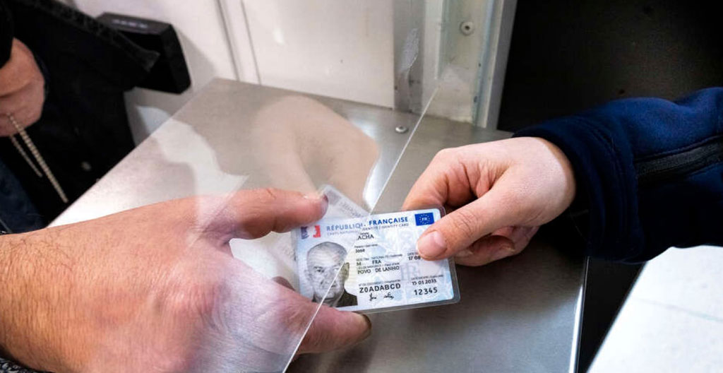 Documents administratifs français requis pour ouverture de compte bancaire disposés sur un bureau : carte nationale d'identité française, justificatif de domicile récent et bulletin de salaire